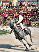 Die spektakulären Reiterwettkämpfe der Quintana in Ascoli Piceno ziehen die ganze Stadt in ihren Bann. 