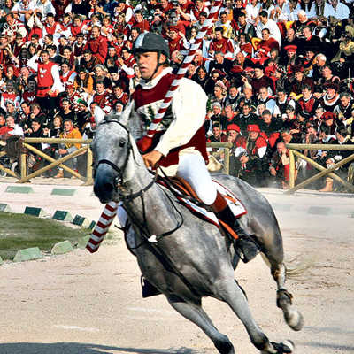 Die spektakulären Reiterwettkämpfe der Quintana in Ascoli Piceno ziehen die ganze Stadt in ihren Bann. 