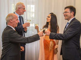 Peter Terges, OB Wolfram Leibe und der Protektor des Weinfests, Norbert Friedrich von der Volksbank, (v. l.) stoßen mit Ninorta Bahno an.