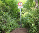 Noch prangt ein Verbotsschild auf den ersten Stufen der „Himmelsleiter“. Der Stadtrat hat nun beschlossen, prüfen zu lassen, wie der Weg für Fußgänger wieder nutzbar gemacht werden kann.