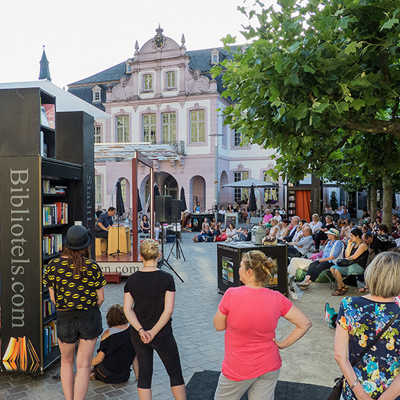 Auf dem Platz zwischen Palais Walderdorff und Dom tummeln sich bei schönem Wetter immer besonders viele Besucher bei den Open Air-Lesungen des Festivals. 