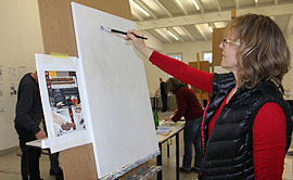Teilnehmerin eines Grundkurses zur Malerei in der Kunstakademie