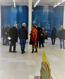 Besucher der Vernissage vor Ute Lindners Werk „Loewenpalais Berlin“ in der Halle der Kunstakademie.