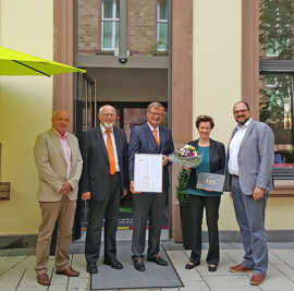 Hans-Albert Becker (ttm), Helmut Scheuering und Lothar Wei-nand (Dehoga, v. l.) sowie Beigeordneter Thomas Egger (r.) freuen sich mit Hoteldirektorin Melanie Erasme über die Auszeichnung.