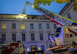 Löscharbeiten am Freitagmorgen im dritten Stockwerk des Verwaltungsgebäudes II am Augustinerhof.