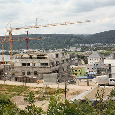Zahlreiche neue Wohnungen entstehen derzeit im Konversionsgebiet Castelnau. Die Preise für neue Eigentumswohnungen liegen in den Stadtteilen Heiligkreuz, Feyen und Weismark im Durchschnitt bei 3060 Euro pro Quadratmeter.  