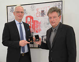 Michael Knippschild (r.) präsentiert OB Wolfram Leibe die Marx-Medaillen, die in Silber und Kunstbronze erhältlich sind.