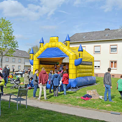 Ein Beispiel für ein Projekt des Runden Tisches Neu-Kürenz ist das Spielefest, das Mitte April im Burgunderviertel stattfand und vom Treffpunkt am Weidengraben, der Deutsch-Französischen Kita und dem FSV Kürenz angeboten wurde.