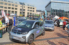 Start der Rallye mit 6 Elektroautos und fünf Hybridfahrzeugen auf dem Viehmarktplatz