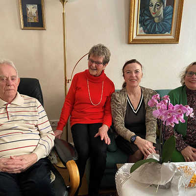 Zur Eisernen Hochzeit von Inge und Robert Lambio gratulierten Bürgermeisterin Elvira Garbes (2. v. r.) und die Ortsvorsteherin von Trier-Süd, Nicole Helbig (rechts). Das rüstige Ehepaar lebt im Elternhaus von Inge Lambio in der Eberhardstraße.