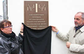Dr. Rita Voltmer und OB Klaus Jensen enthüllen die Gedenktafel am Porta-Nigra-Platz.