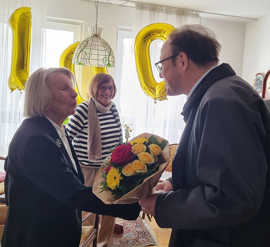 Dezernent Ralf Britten gratuliert Eleonore Freudenreich zum 100. Geburtstag