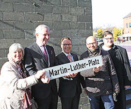 Übergabe des Schildes für den Martin-Luther-Platz am Reformationstag.
