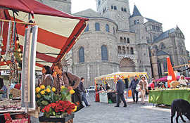Der neue Samstagsmarkt auf dem Domfreihof besteht im April seine Feuertaufe und wird zu einer dauerhaften Einrichtung.