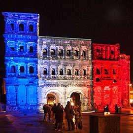 Die Porta Nigra ist zum Zeichen der Solidarität mit Frankreich in die Farben der Trikolore getaucht.