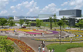 Eine große Parklandschaft umgibt das Kulturzentrum von Nagaoka