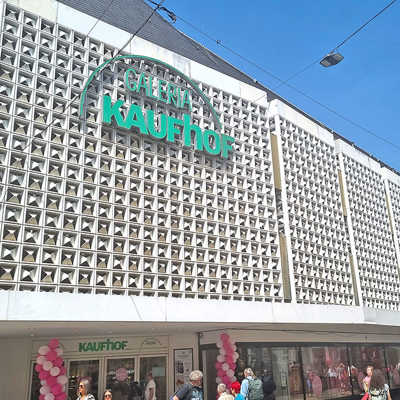 Das Kaufhaus in der Fleischstraße gehörte beim Start zur später aufgelösten Horten-Kette und wechselte zu Kaufhof. Zu diesem Unternehmen kamen später noch die Karstadt-Warenhäuser hinzu.