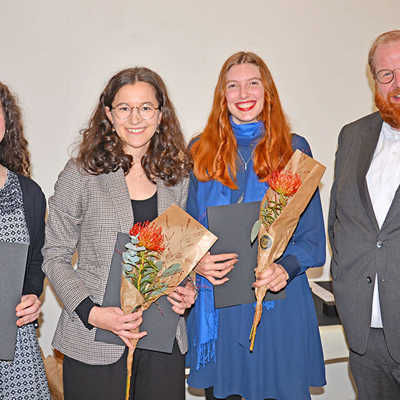 Ein Gruppenfoto mit den drei Preisträgerinnen und dem Kulturdezernenten.