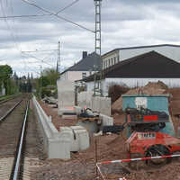 Baustelle an einer Eisenbahnstrecke mit Betonelementen für einen Bahnsteig