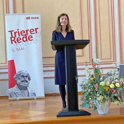 Die Autorin Ursula Krechel in das Gästebuch behandelte in ihrer Rede die Themen Flucht und Migration.