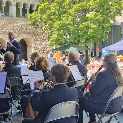 Zahlreiche Gäste verfolgten beim Europafest im Brunnenhof den Auftritt der Harmonie Municipale de la Ville de Grevenmacher mit Dirigent Philippe Schwartz.
