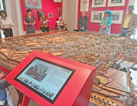 Ein riesiges Modell der Stadt, um das herum sich einige Besucher gruppiert haben