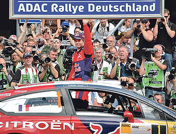 Der jubelnde Rallyesieger Sebastien Loeb.