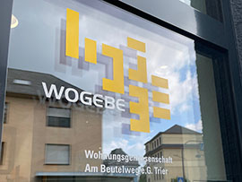 Schriftzug der Wogebe an einem Fenster. Foto: CDU