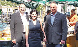 Wirtschaftsdezernent Thomas Egger (FDP) und die FDP-Stadtratsmitglieder Silke Reinert und Felix Brand bei der Eröffnung des Samstagsmarkts