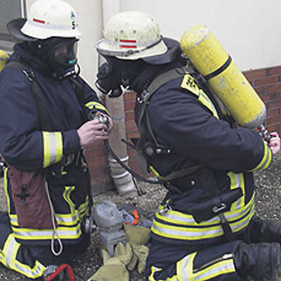 Vor dem Einsatz am Brandherd wird die Atemschutztechnik noch einmal akribisch überprüft.