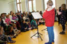 Zahlreiche Besucher verfolgen beim Tag der offenen Tür den Auftritt eines Blockflöten-Duos. Foto: Karl-Berg-Musikschule