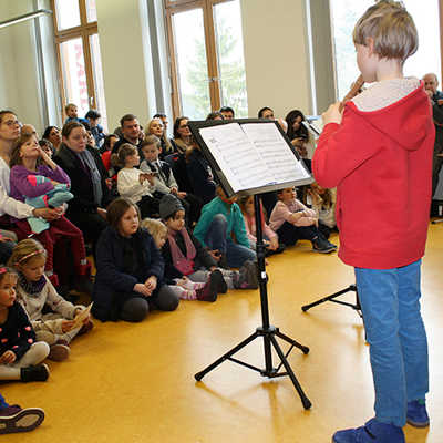 Zahlreiche Besucher verfolgen beim Tag der offenen Tür den Auftritt eines Blockflöten-Duos. Foto: Karl-Berg-Musikschule