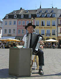 Gehört schon seit über 20 Jahren zur Trierer Straßenmusikantenszene: Mit den ersten Sonnenstrahlen ist der 67jährige Kurt Oster wieder in seiner Heimatstadt unterwegs.