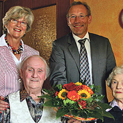Bürgermeister Georg Bernarding und Ortsvorsteherin Elisabeth Ruschel gratulieren Friedericke und Horst Langner zur Eisernen Hochzeit.