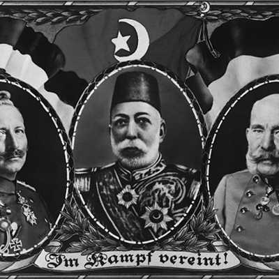 Diese Postkarte aus dem Ersten Weltkrieg wirbt für das Bündnis des deutschen Kaisers Kaiser Wilhelm II., des osmanischen Sultans Sultan Mehmed V. sowie des österreichisch-ungarischen Kaisers Franz-Joseph I. (v. l.), das sich auch auf die Aktionen gegen die Armenier auswirkte.