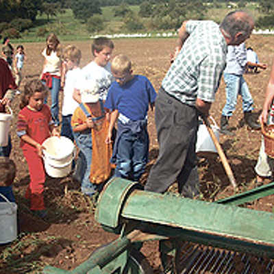 Schon seit mehreren Jahren ist das Zukunftsdiplom fester Bestandteil des Jahresprogramms der Lokalen Agenda. 2004 konnten die Kinder unter anderem bei der Kartoffelernte mithelfen.  Foto: LA 21