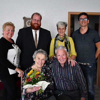 Roland und Hedwig Weyrich feiern Eiserne Hochzeit. Sie freuen sich über die Glückwünsche von Pfalzels Ortsvorsteherin Margret Pfeiffer-Erdel, Beigeordnetem Markus Nöhl, Tochter Anneliese Weyrich und Enkel Marcel (v. l.).