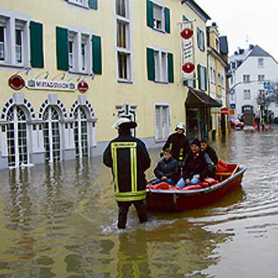 Den erhöhten Verbrauch fossiler Brennstoffe zur Energieerzeugung halten viele Experten für eine Hauptursache von extremen Klima-Ereignissen, wie zum Beispiel Hochwasser. Das Foto entstand bei einer Überflutung im Stadtteil Ruwer Anfang 2003.