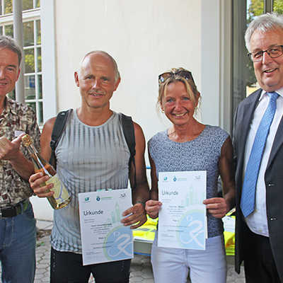 Rainer Becker (2. v. l.) und Birgit Bamberg radelten über 1500 Kilometer in drei Wochen. Beigeordneter Andreas Ludwig (r.) und Stadradel-Organisator Johannes Hill (l.) gratulieren zu dieser tollen Leistung.