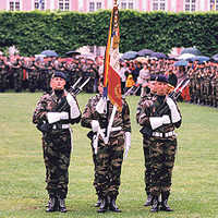 Viele Schaulustige wohnten am 11. Mai 1999 der Abschiedsparade der französischen Regimenter im Palastgarten bei.