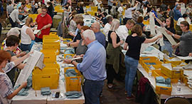 Die Briefwahlstimmen werden in der Europahalle ausgezählt (