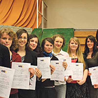 Neun Trierer und drei französische Abiturientinnen hat die Deutsch-Französische Gesellschaft für hervorragende Leistungen in der Fremdsprache ausgezeichnet. Außerdem erhielten sie jeweils ein Buchgeschenk.
