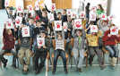 Schüler des HGT präsentieren ihre roten Protest-Hände.