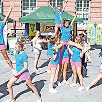 Beim Post-Sportverein Trier können die „Trier spielt“-Gäste mehr als 30 Sportarten entdecken. Ein Beispiel sind Cheerleader, die auf der Fleischstraße gegenüber dem Kornmarkt auftreten.  Foto: Agenturhaus