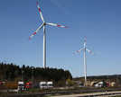 100 Meter ragen die Türme der SWT-Windkraftanlagen bei Reinsfeld in die Höhe.