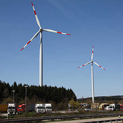 100 Meter ragen die Türme der SWT-Windkraftanlagen bei Reinsfeld in die Höhe.