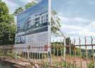 Die Werbetafel des Investors zeigt, wie das frühere Grundstück der Weißen Schwestern an der Bernhardstraße bebaut werden soll. Der Stadtrat hat jetzt der Bauleitplanung für das Gebiet zugestimmt.