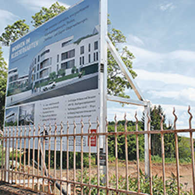 Die Werbetafel des Investors zeigt, wie das frühere Grundstück der Weißen Schwestern an der Bernhardstraße bebaut werden soll. Der Stadtrat hat jetzt der Bauleitplanung für das Gebiet zugestimmt.