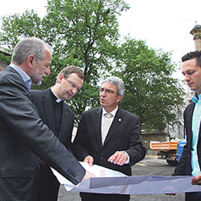 OB Klaus Jensen (l.) und Eric Krischel (Tiefbauamt, r.) erläutern Generalvikar Georg Holkenbrink (2. v. l.) und Innenminister Roger Lewentz die Umbaupläne für den Platz hinter dem Dom.