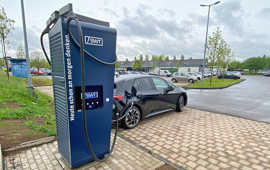 Ein Elektroauto steht zum Laden an der neuen Schnellladesäule in Tarforst.